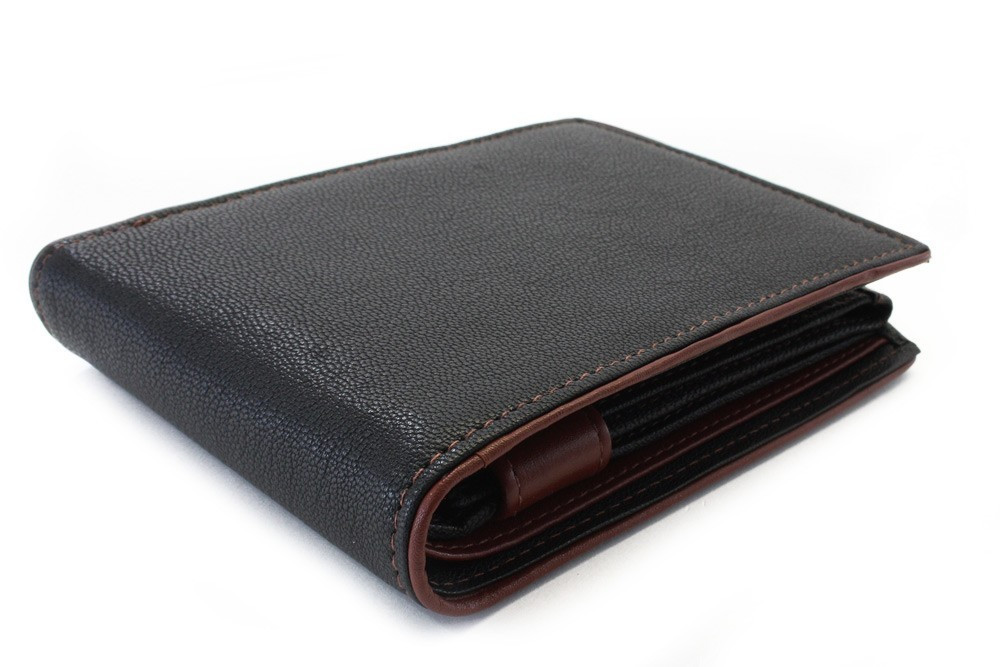 Čierna pánska kožená peňaženka s hnedou zápinkou Marston