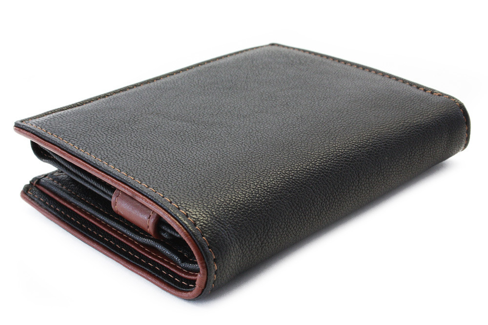 Čierna pánska kožená peňaženka s hnedou zápinkou Jennie