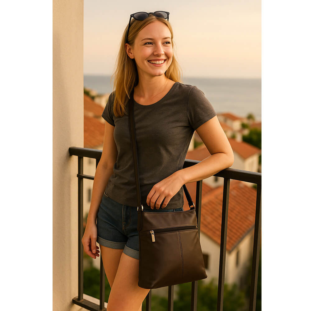 Hnědo černá dámská větší kožená crossbody kabelka Margaret