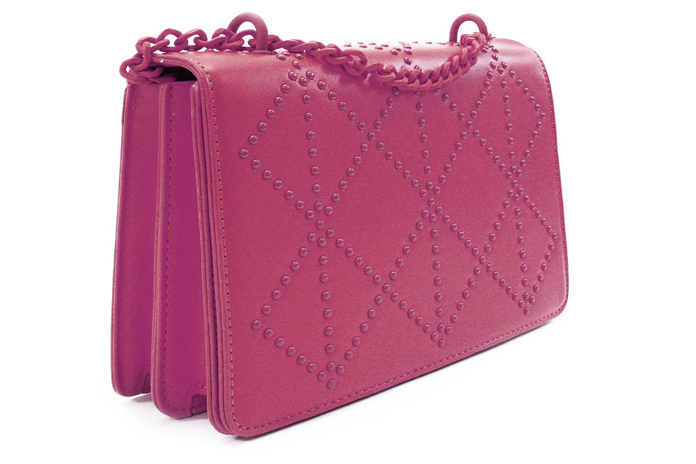 Tmavo ružová dámska crossbody kabelka s ozdobnou poklopom Dobea