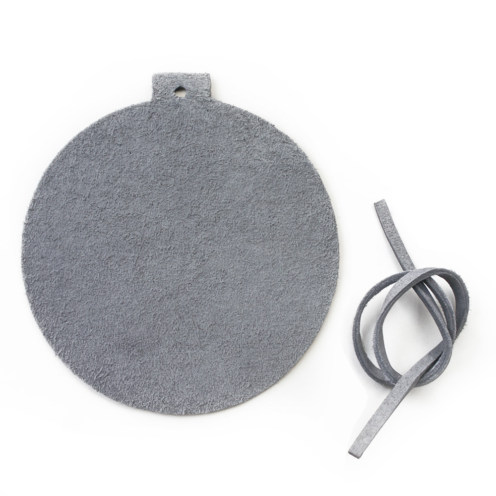 Tmavě stříbrná vánoční ozdoba baňka Inoue