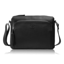Čierna dámska kožená crossbody kabelka so strieborným kovaním Jacomina