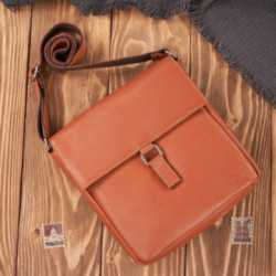 Hnedá dámska kožená crossbody kabelka s chlopňou Zuleika