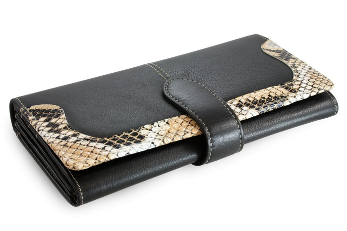 Čierna dámska listová peňaženka so zápinkou s motívom hada Abigail